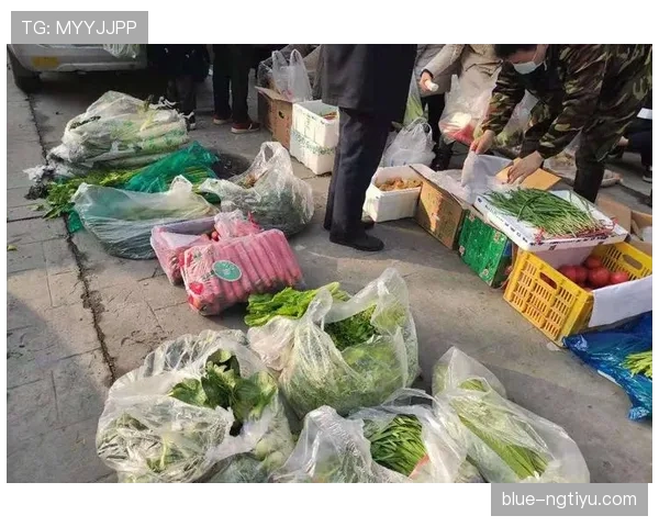 在小区碰到吕小军，手拎的买菜袋比我月薪还贵，我当场懵了